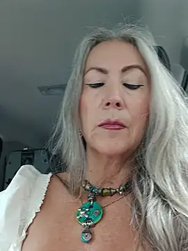 EvaRobinson online show from September 12, 2025, 4:29 pm