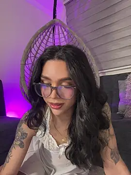 Samantha Bernardo online show from April 18, 2026, 4:38 am