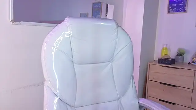 Snapshot of bluee_hazell chatting on April 10, 2026, 12:10 pm bluee hazell online show from April 10, 2026, 12:10 pm