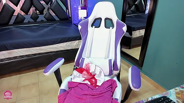 Linda4Petite online show from March 10, 2025, 9:40 pm