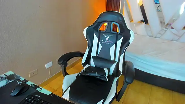 Linda4Petite online show from April 8, 2026, 6:19 pm