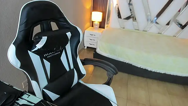 Linda4Petite online show from April 11, 2026, 6:23 pm