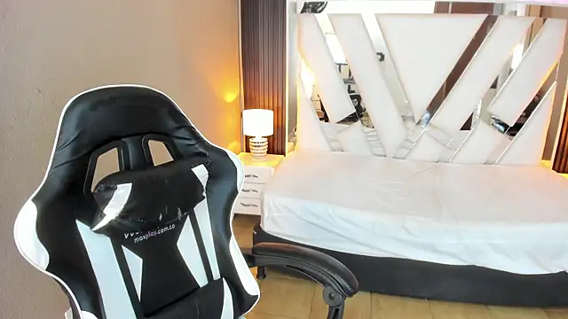 Linda4Petite online show from April 12, 2026, 2:55 pm