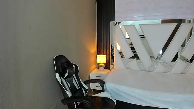 Linda4Petite online show from April 20, 2026, 6:09 pm