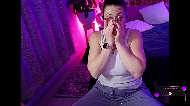 Ellie-L-Elizabeth online show from February 14, 2026, 7:05 am