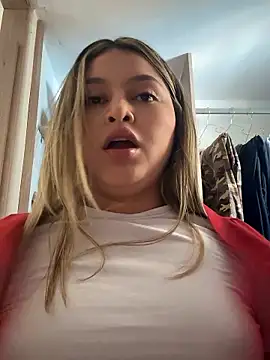 lunablossom  online show from January 18, 2026, 8:12 pm