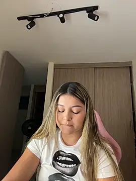 lunablossom  online show from March 25, 2026, 12:27 am