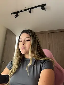 lunablossom  online show from April 20, 2026, 7:04 pm