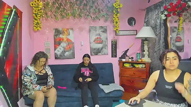 lesbiancuple online show from April 17, 2026, 11:57 am