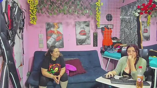 lesbiancuple online show from May 13, 2026, 1:58 am