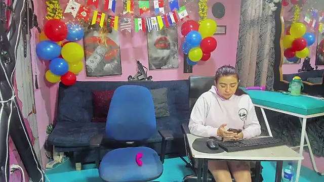 lesbiancuple online show from June 18, 2026, 12:09 pm