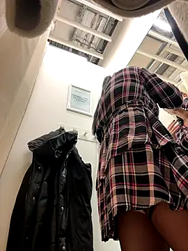 CrazzyChicks online show from November 8, 2025, 6:13 am