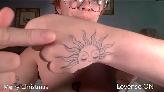 Snapshot of Lilmuh_ chatting on December 19, 2024, 12:02 am Lilmuh online show from December 19, 2024, 12:02 am