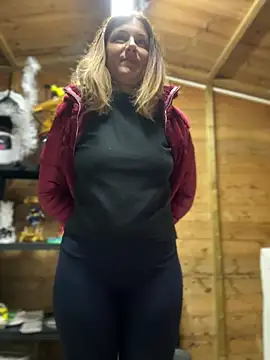 Snapshot of DaisyVibesss chatting on December 8, 2024, 4:18 pm DaisyVibesss online show from December 8, 2024, 4:18 pm