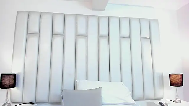 aandreaperez online show from February 25, 2025, 11:52 am