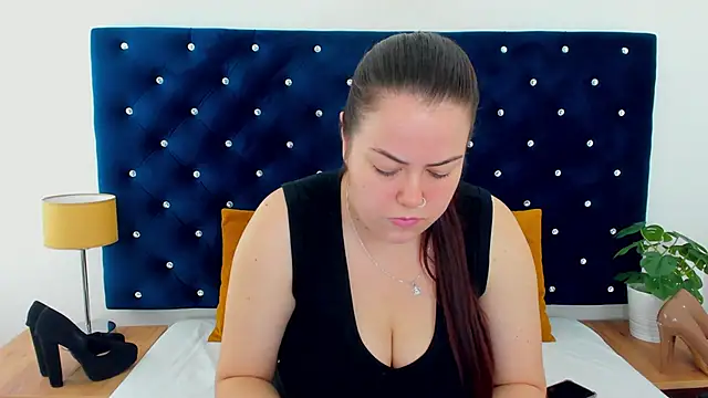 Snapshot of EvaLick chatting on November 19, 2025, 6:46 am EvaLick online show from November 19, 2025, 6:46 am