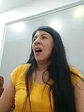 aisha latina online show from March 3, 2025, 3:31 pm