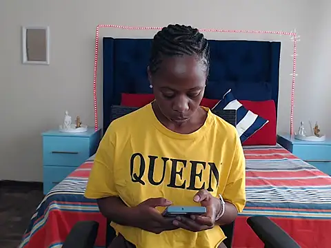 QUEENMANDYY online show from March 17, 2026, 6:28 am