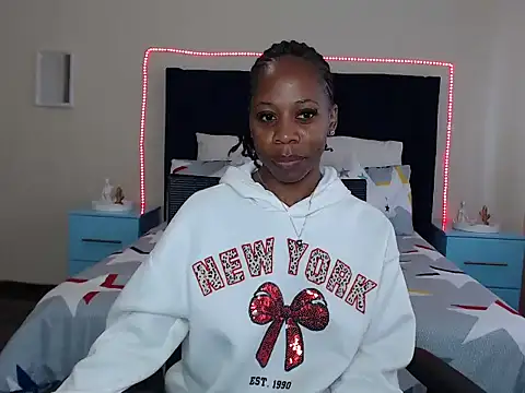 QUEENMANDYY online show from April 14, 2026, 6:30 am