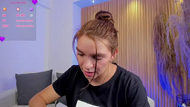 miataylorr1 online show from February 27, 2025, 6:20 pm