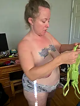 julimonroe online show from October 8, 2025, 3:09 pm