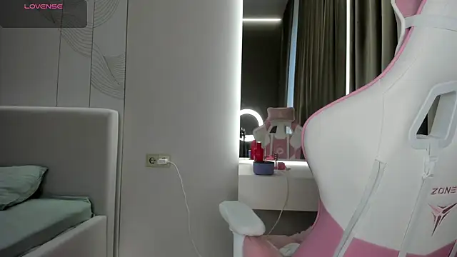 JenniferQueen11 online show from May 17, 2026, 1:07 pm