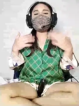  Shimmerlyn  online show from March 8, 2025, 5:22 pm