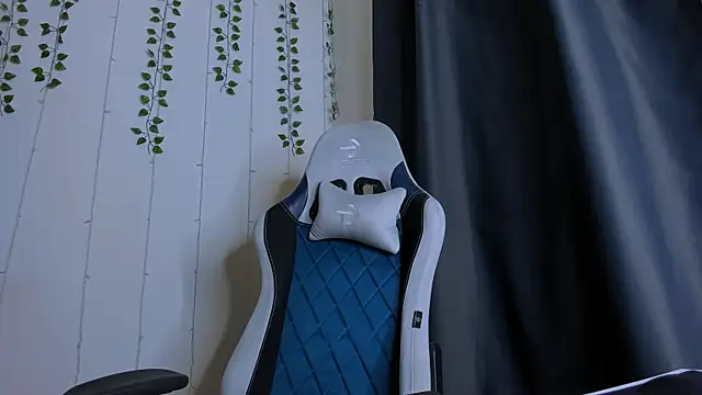 KarlaSim online show from November 21, 2025, 8:51 pm