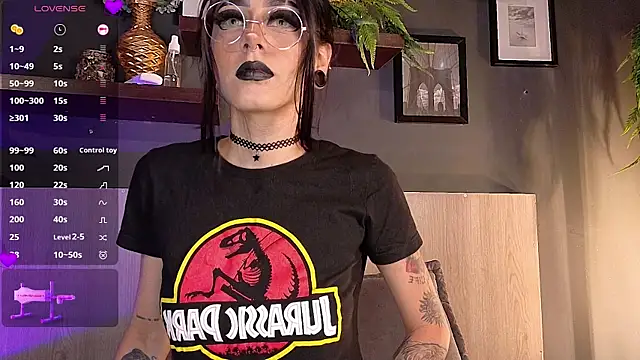 Mackenzie Moore online show from October 28, 2025, 10:45 pm