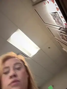 Snapshot of cinnatitties chatting on October 7, 2025, 4:15 pm cinnatitties online show from October 7, 2025, 4:15 pm