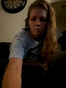 bustybunny25 online show from October 23, 2025, 3:44 pm