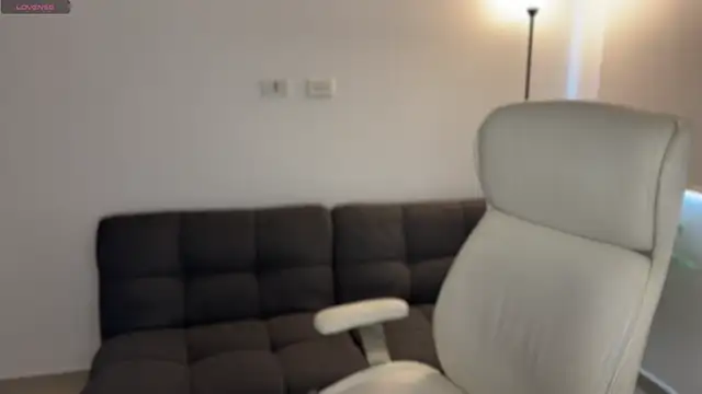 xisisxx online show from October 15, 2025, 8:53 pm