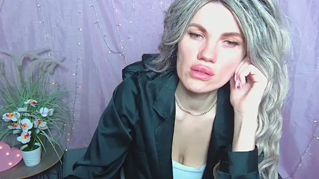 MilaLoona online show from April 16, 2026, 6:47 am