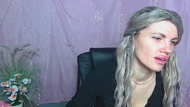 MilaLoona online show from April 17, 2026, 6:05 am