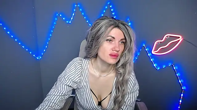 MilaLoona online show from April 19, 2026, 6:02 am