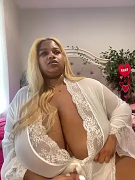 BigFineSelena online show from February 5, 2025, 7:20 pm