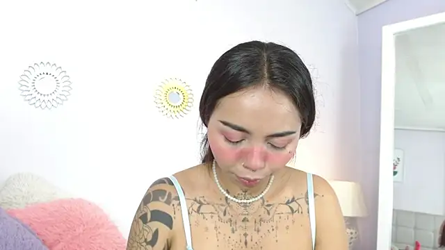 miss soffi  online show from December 18, 2025, 12:33 pm