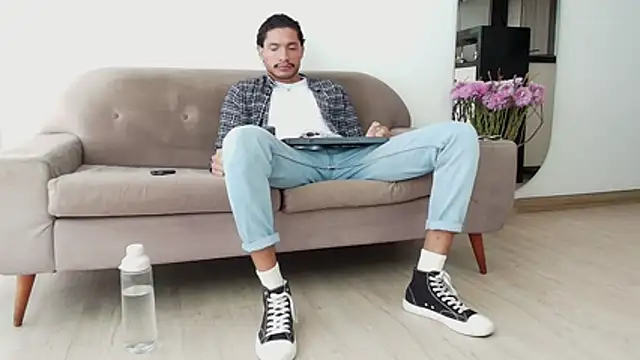 Robyn Miller online show from November 18, 2025, 7:29 pm