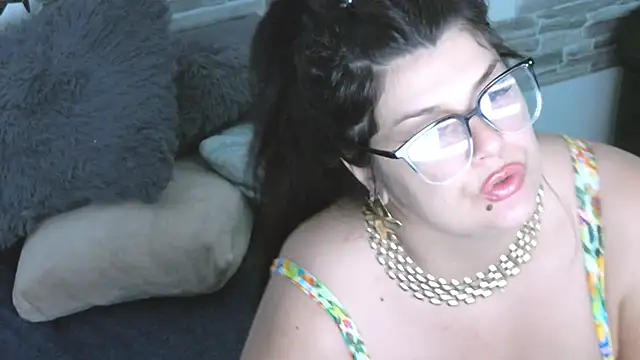 TinaMaay online show from May 17, 2026, 10:33 am