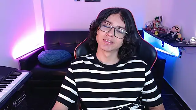 Snapshot of malik_harrison__ chatting on February 20, 2025, 4:57 pm malik harrison online show from February 20, 2025, 4:57 pm