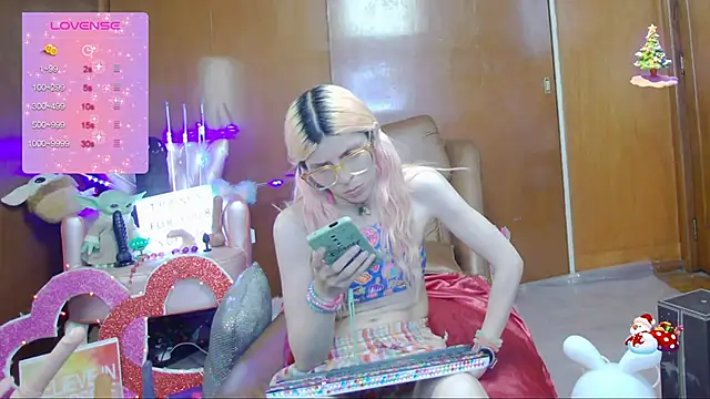 Snapshot of Skinygirl chatting on March 17, 2025, 1:03 am Skinygirl online show from March 17, 2025, 1:03 am