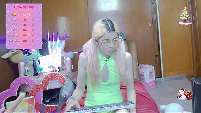 Snapshot of Skinygirl chatting on March 22, 2025, 12:49 am Skinygirl online show from March 22, 2025, 12:49 am