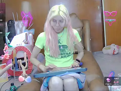 Skinygirl online show from November 17, 2025, 11:43 pm