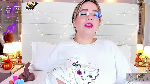 Charlotte93  online show from November 5, 2025, 11:43 am