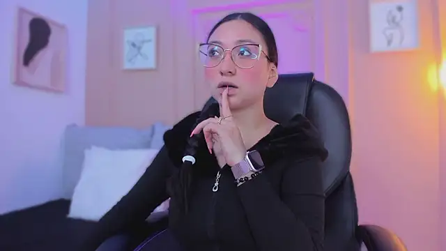 lucy neil online show from February 12, 2026, 2:39 am