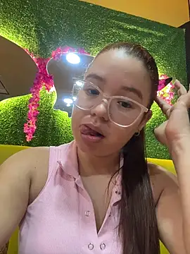 Snapshot of Lucyklein2022 chatting on October 9, 2025, 2:42 am Lucyklein2022 online show from October 9, 2025, 2:42 am