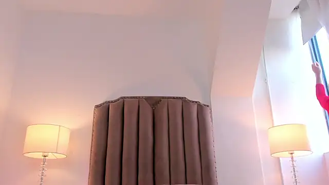 Emma Torres   online show from March 16, 2025, 12:33 pm