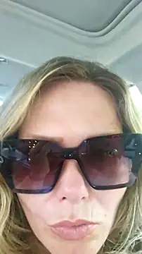hollyg221 online show from June 1, 2026, 9:05 pm