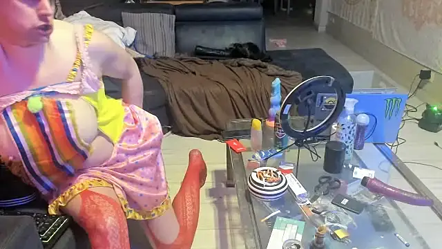 slankecrosdresser online show from February 6, 2025, 6:02 pm