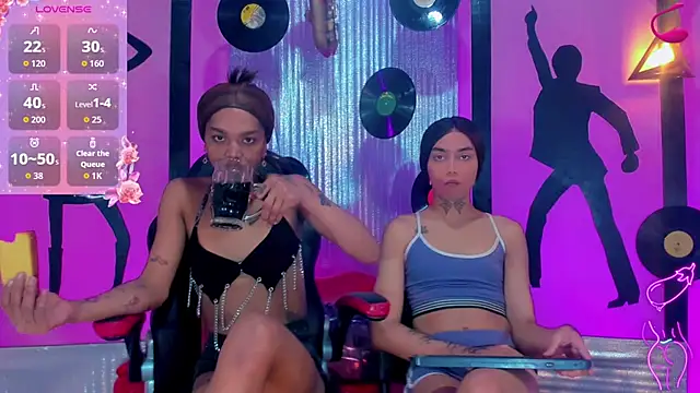 nickyminach  online show from October 3, 2025, 7:11 pm